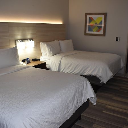 Holiday Inn Express Hotel & Suites Mcpherson By Ihg Exterior photo