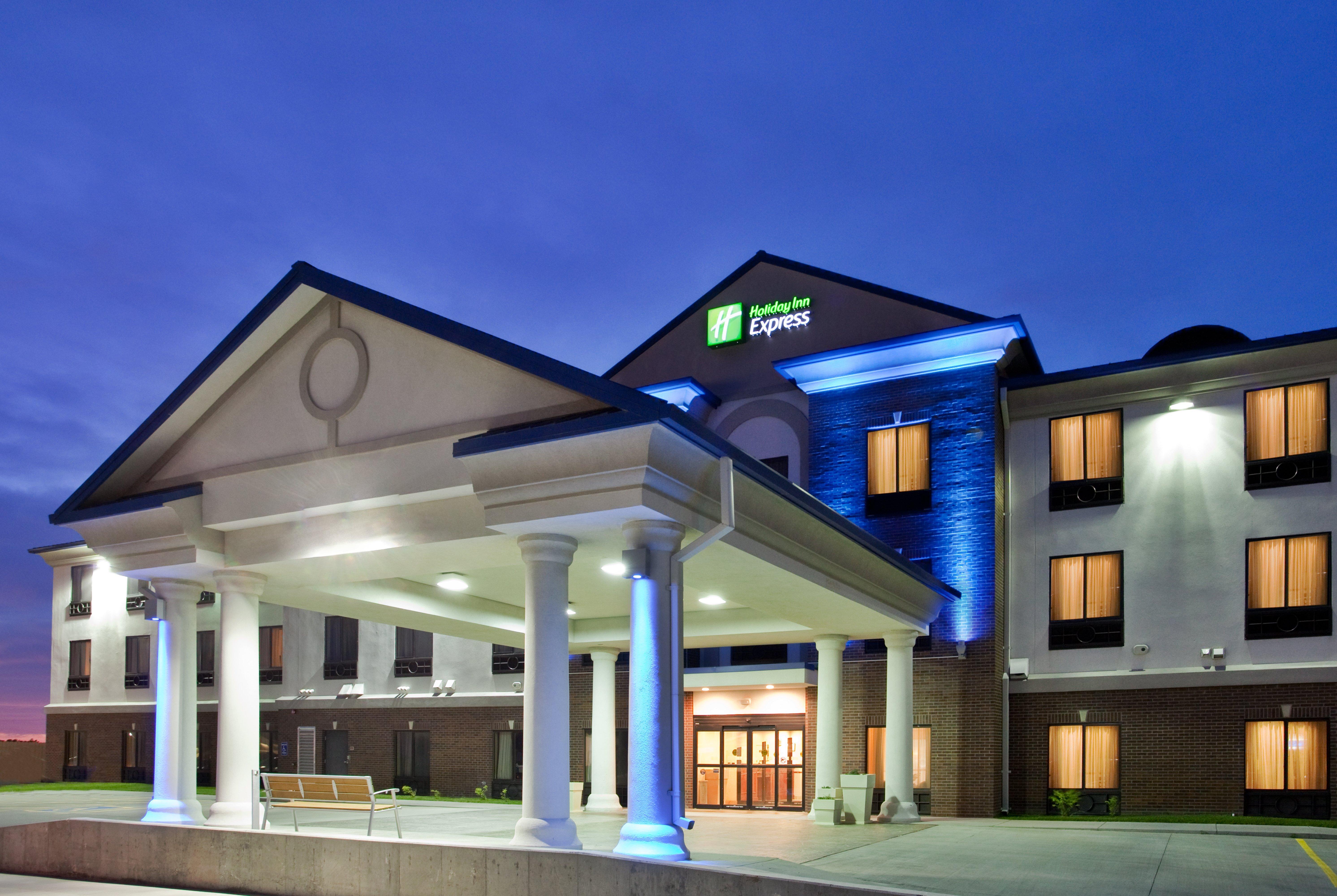 Holiday Inn Express Hotel & Suites Mcpherson By Ihg Exterior photo