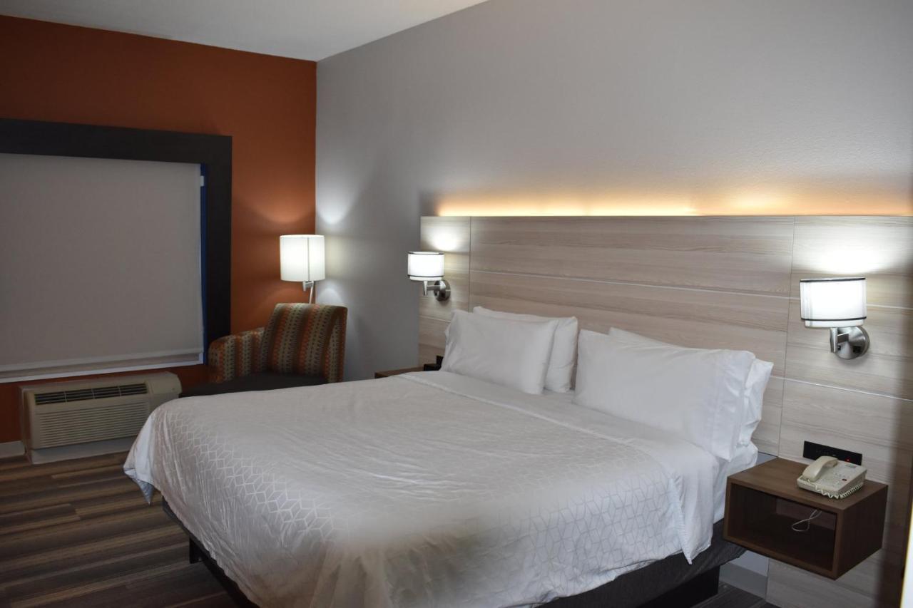 Holiday Inn Express Hotel & Suites Mcpherson By Ihg Exterior photo