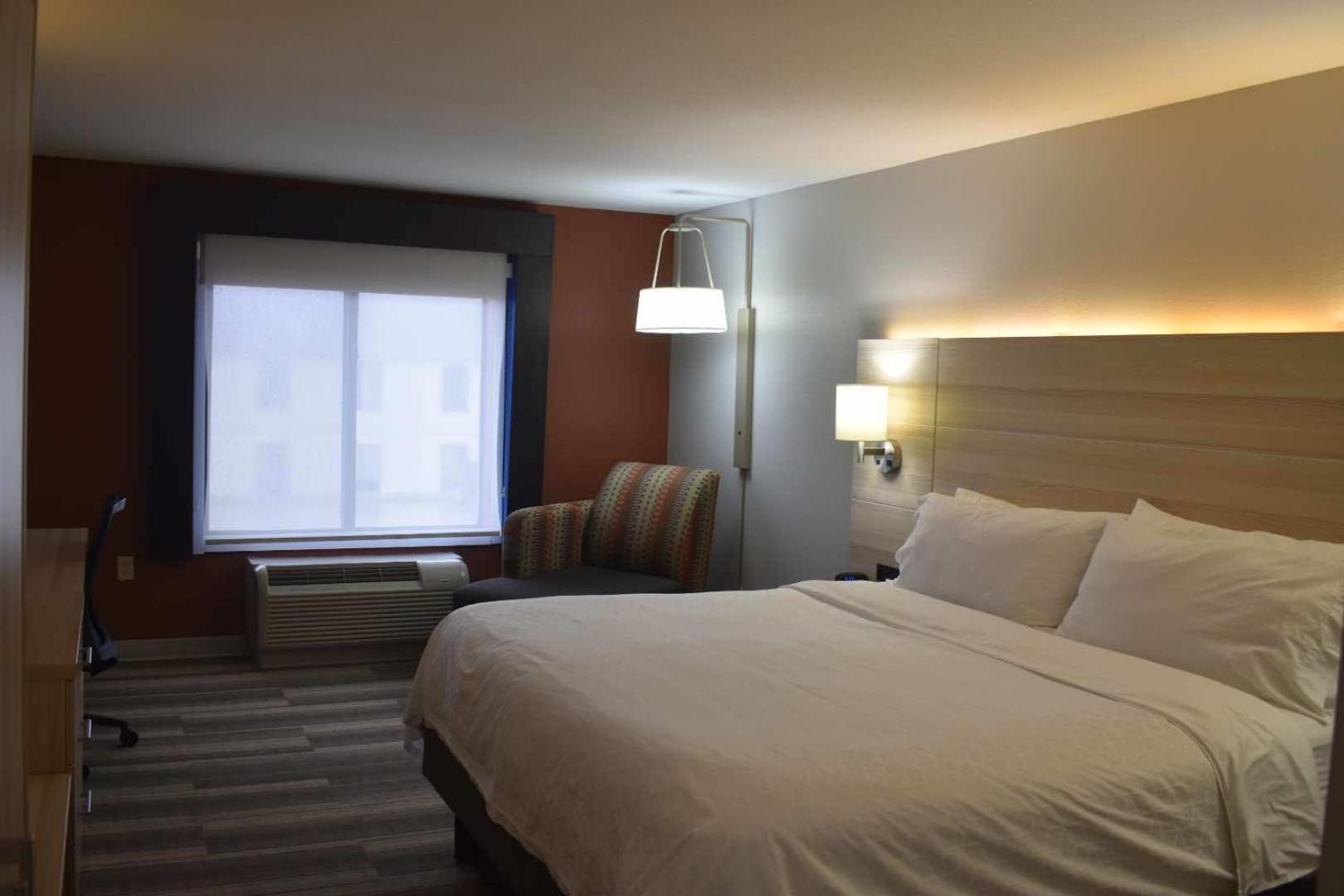 Holiday Inn Express Hotel & Suites Mcpherson By Ihg Exterior photo