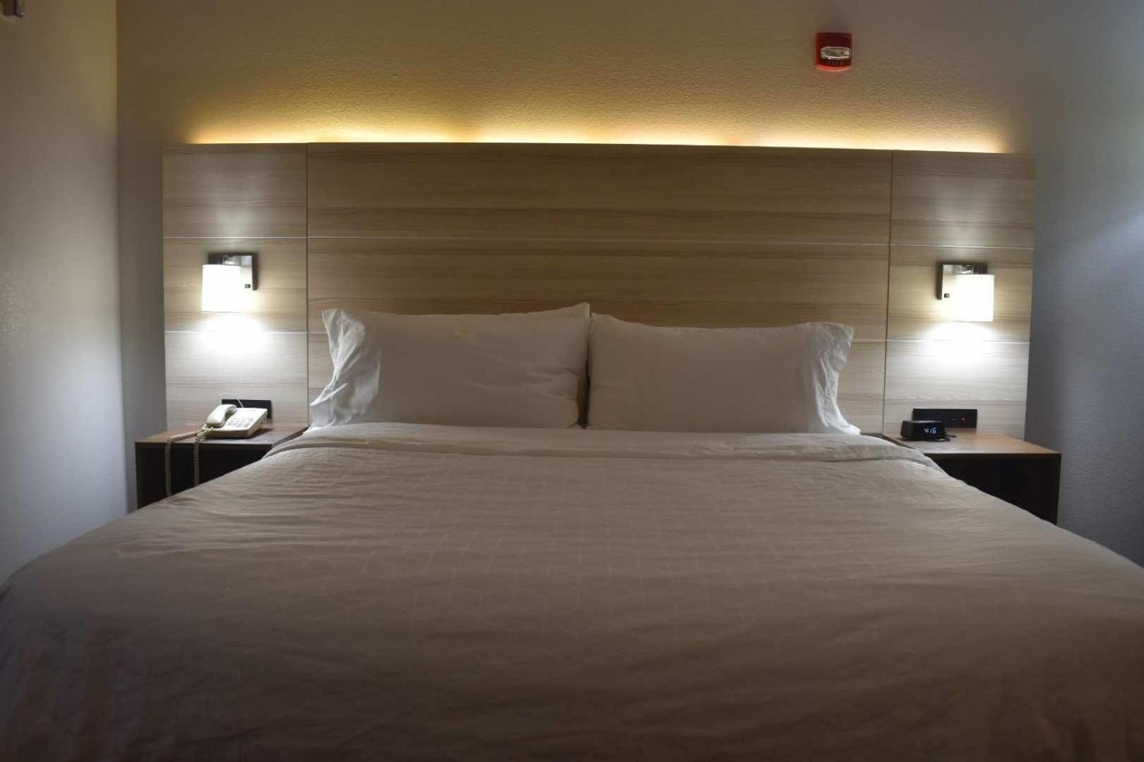 Holiday Inn Express Hotel & Suites Mcpherson By Ihg Exterior photo