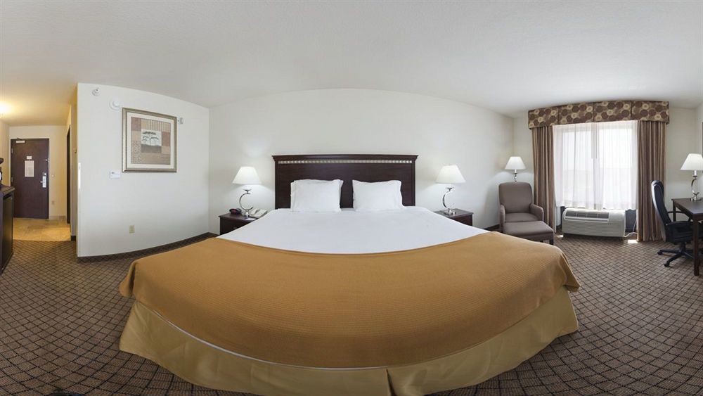 Holiday Inn Express Hotel & Suites Mcpherson By Ihg Exterior photo