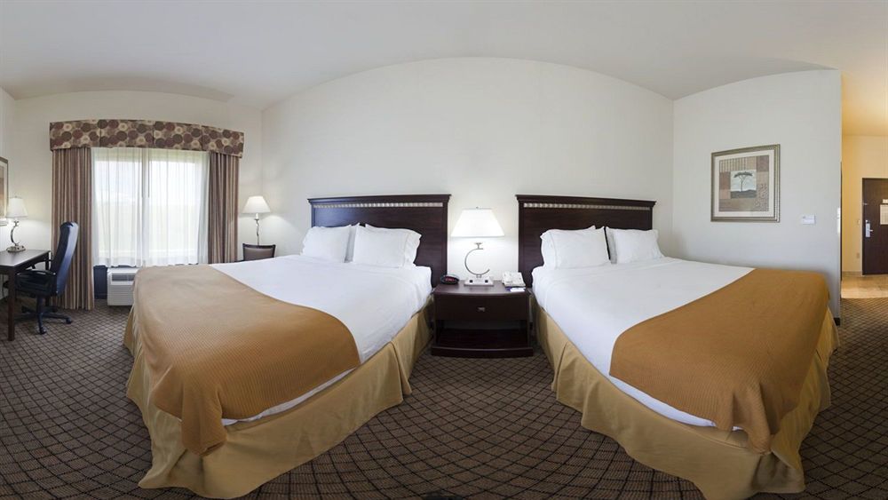 Holiday Inn Express Hotel & Suites Mcpherson By Ihg Exterior photo