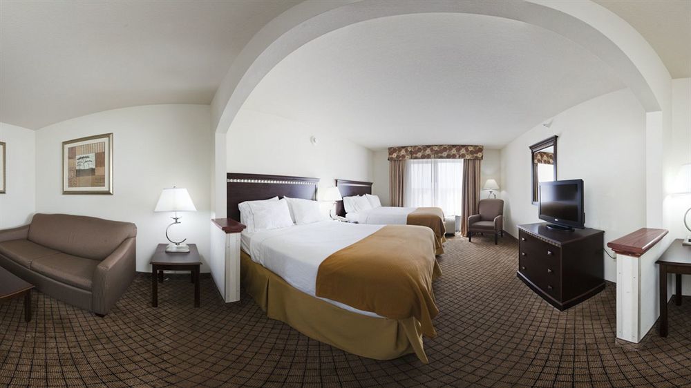 Holiday Inn Express Hotel & Suites Mcpherson By Ihg Exterior photo