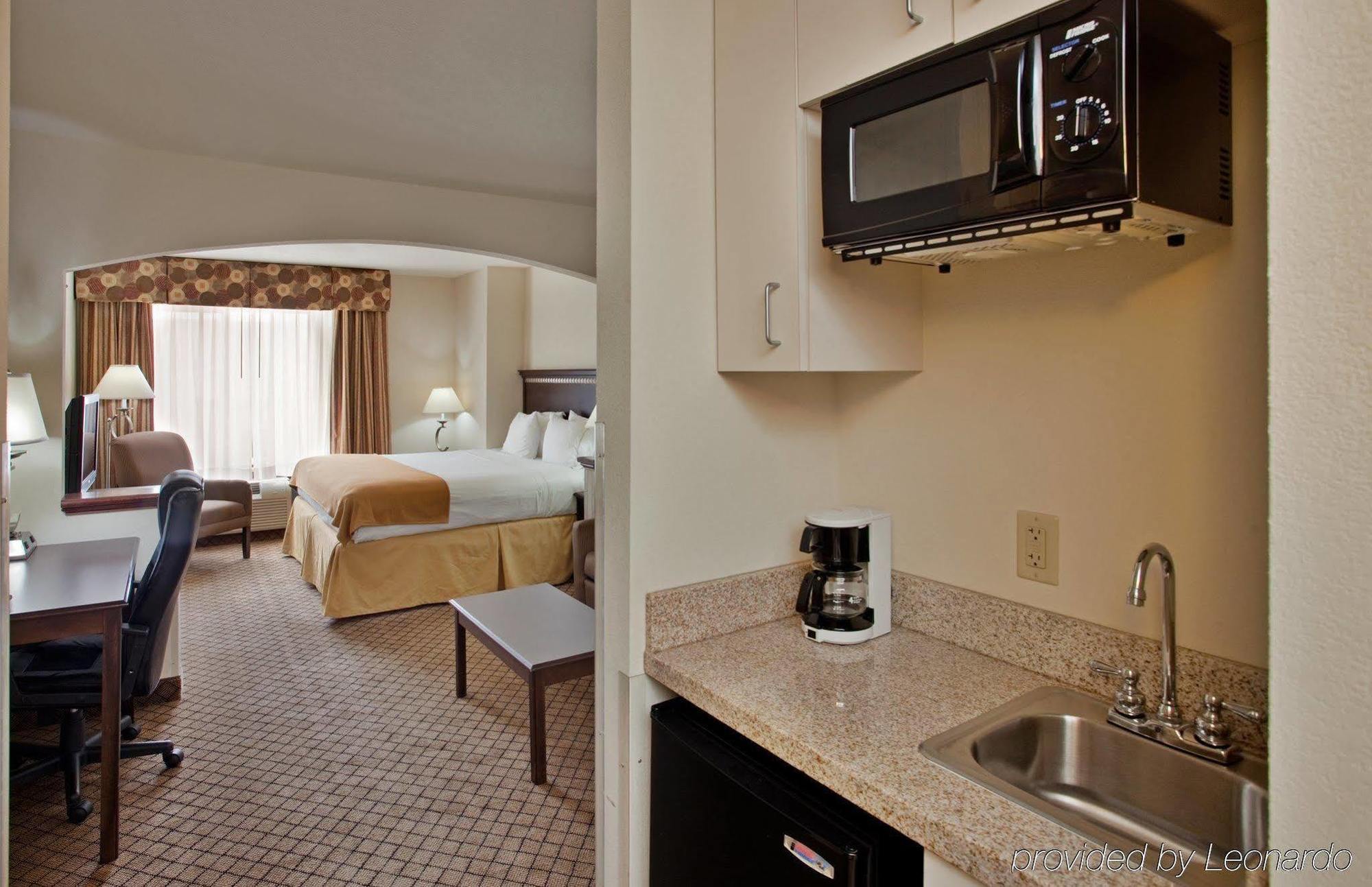 Holiday Inn Express Hotel & Suites Mcpherson By Ihg Room photo